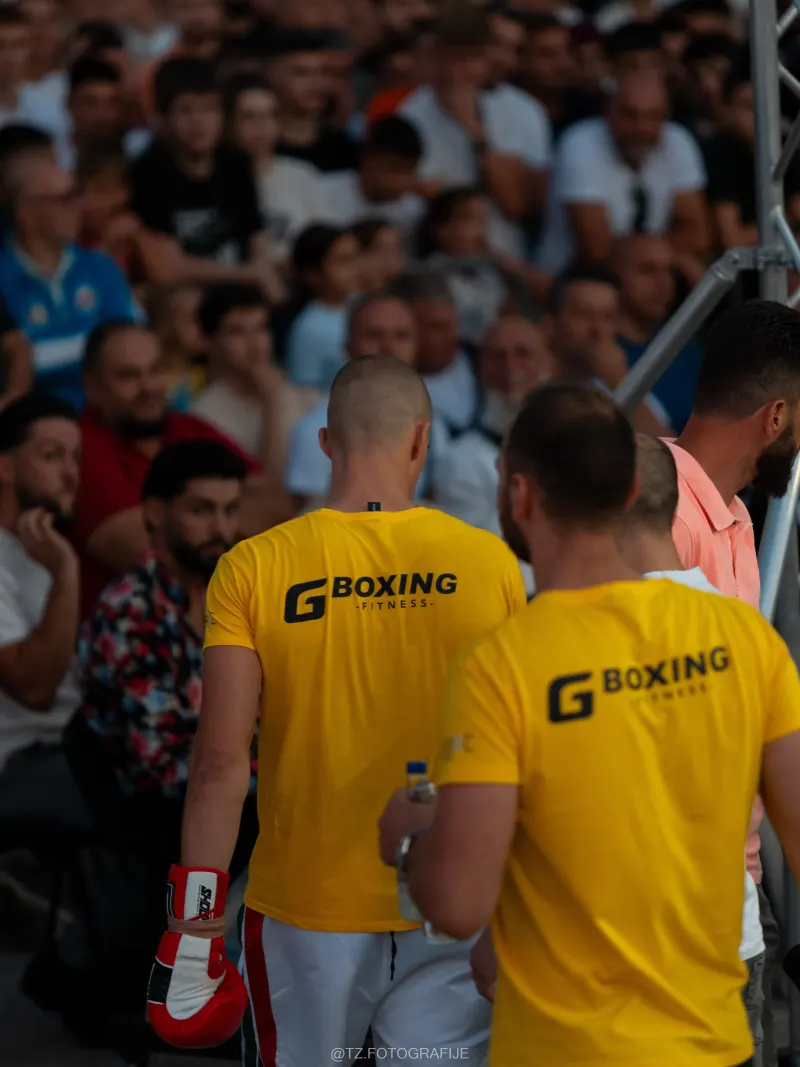 Tim G Boxing Fitnessa u žutim majicama u uglu ringa pred publikom