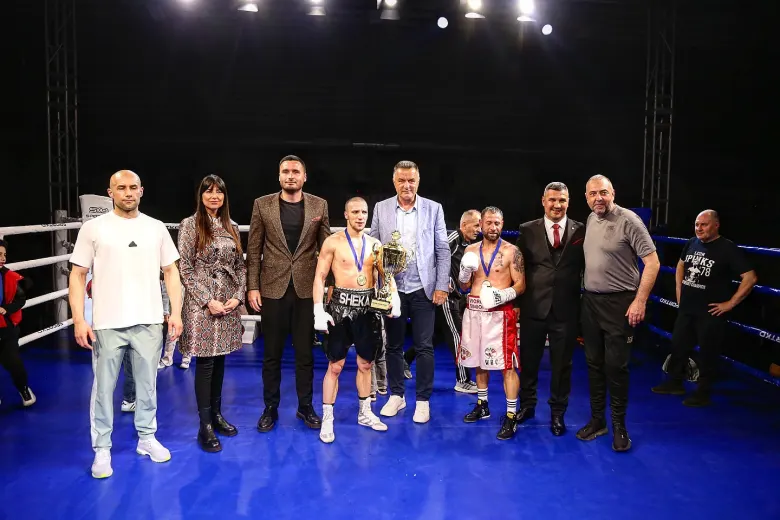 Borci, sudije i organizatori u ringu na Pazar Boxing Night