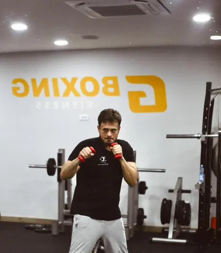 Trening sa tegovima ispred G Boxing zida