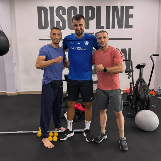 Profesionalni fudbaler Erhan Mašović na treningu u sali