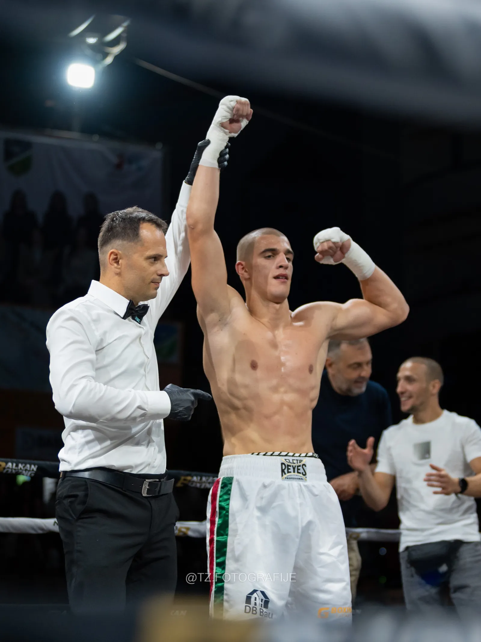 Sudija podiže ruku pobedniku na Tutin Boxing Night 2